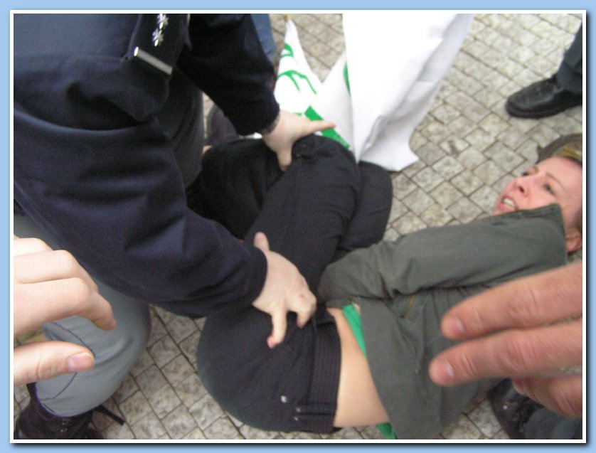 K.J. je ji� na zemi i s policistou - �as 12:41:50