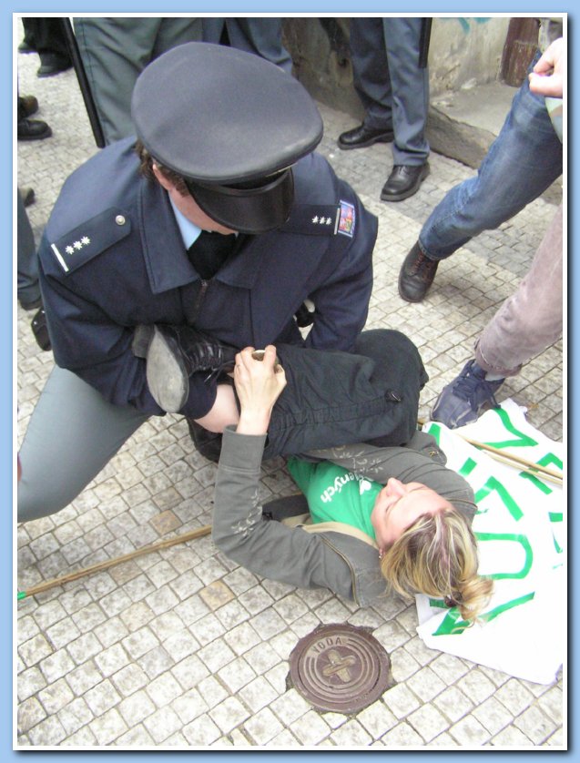 K.J. trh� policistovi ��slo - �as 12:42:00