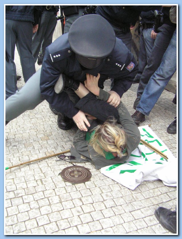 K.J. se pere s policistou - �as 12:42:03