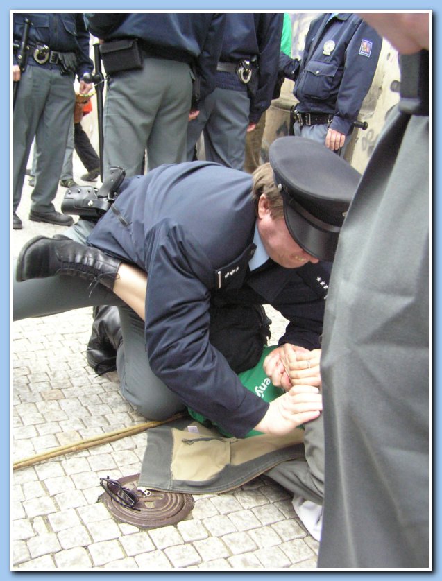 Policista se pokou�� vz�t K.J. ��slo - �as 12:42:06