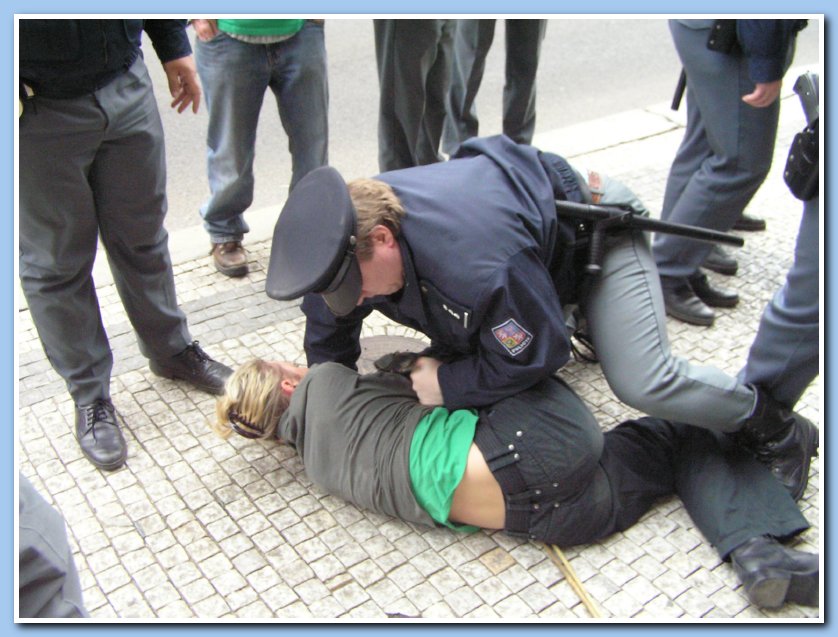 Policista se pokou�� vz�t K.J. ��slo - �as 12:42:10