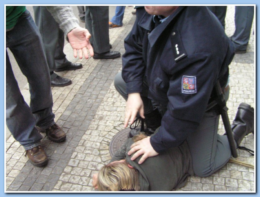 Policista vzal K.J. ��slo - �as 12:42:18