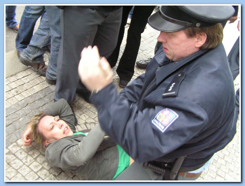 K.J. se op�t pokou�� vz�t policistovi ��slo - �as 12:42:26